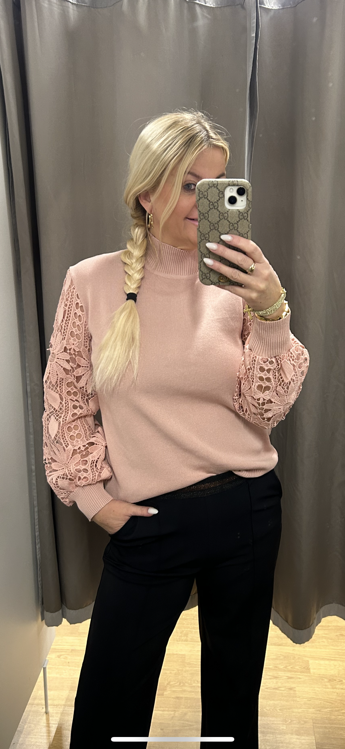 Peysa með blúndu ermum