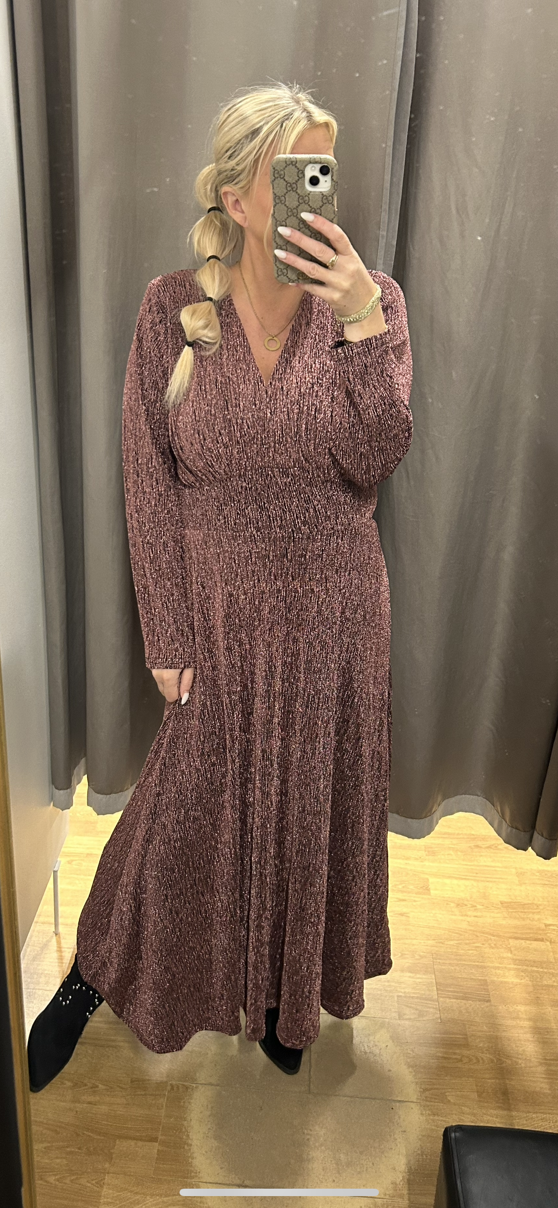 Kjólinn okkar bleikur með glimmer