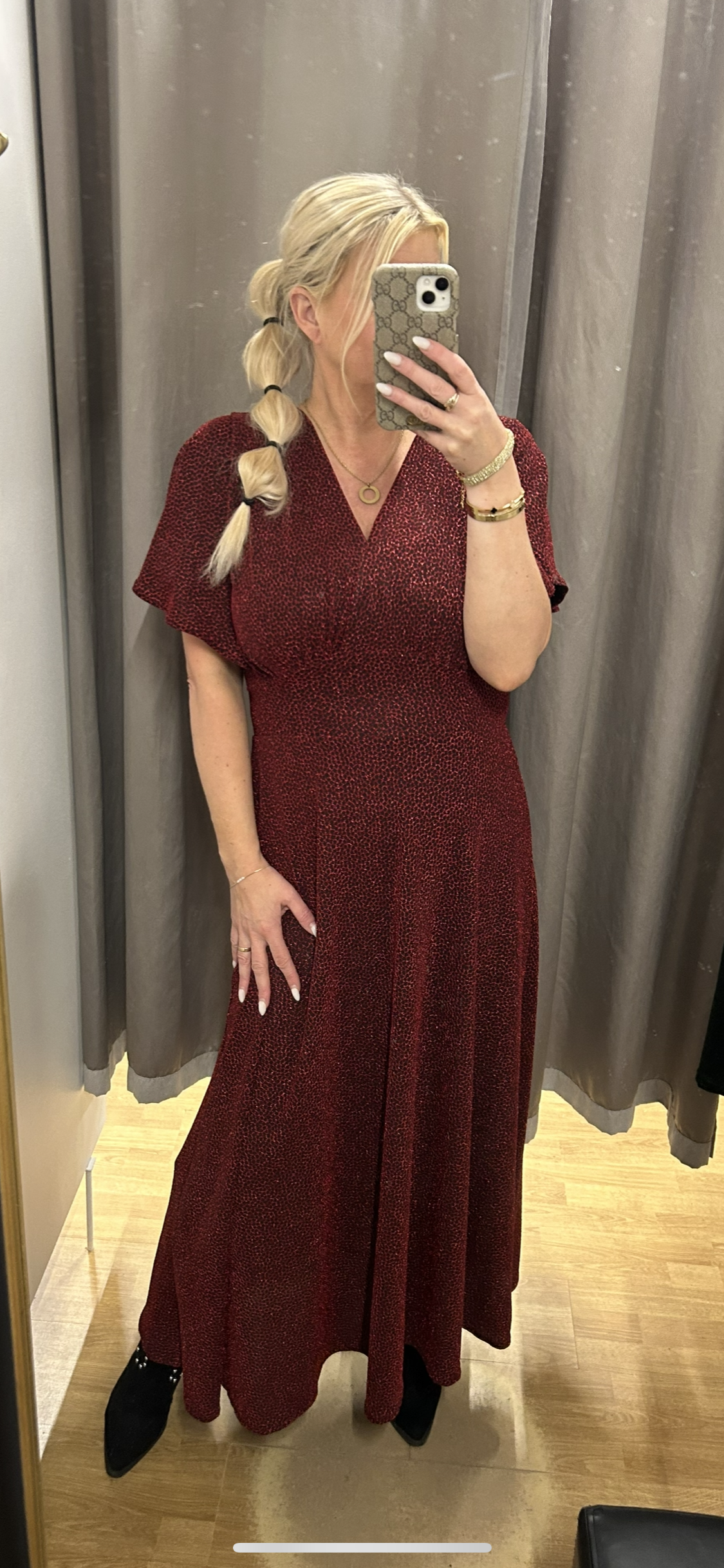 Kjólinn okkar glimmer