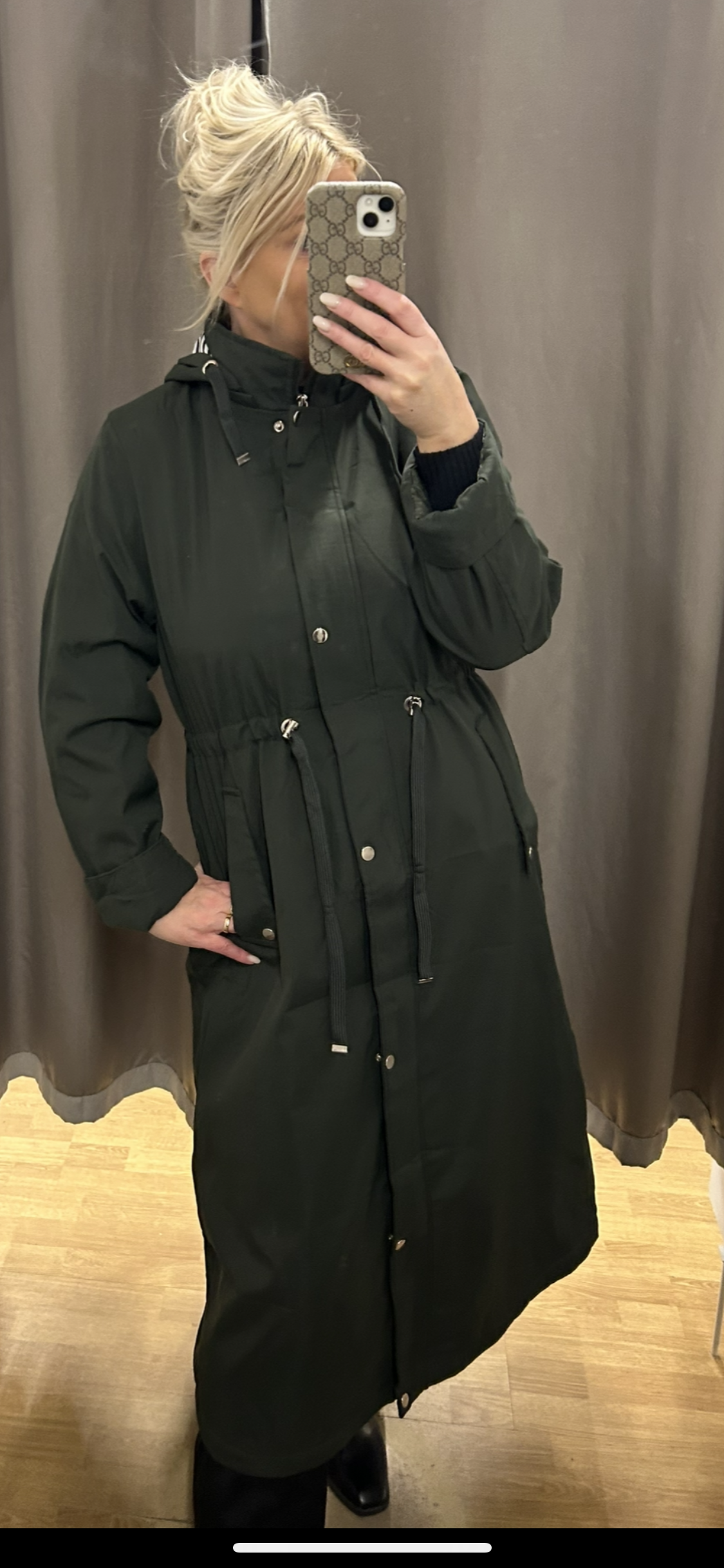 Síð úlpa flöskugræn