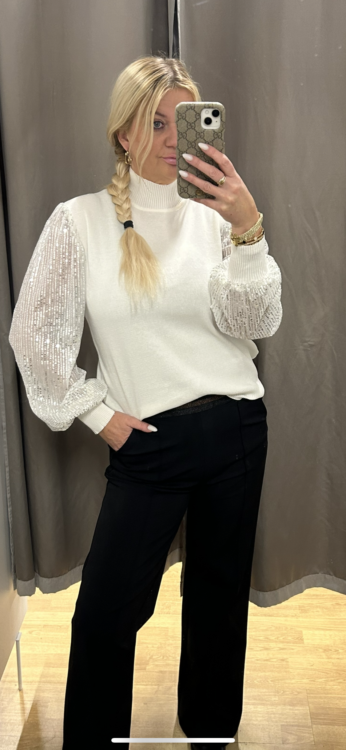 Hvít peysa palliettu ermar