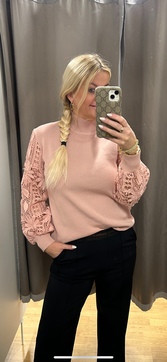 Peysa með blúndu ermum