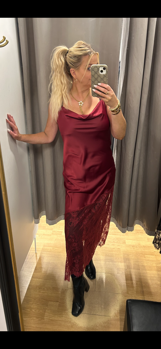 Vínrauður kjóll með blúndu