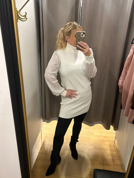 Hvít rúllukraga peysa með palliettu ermum