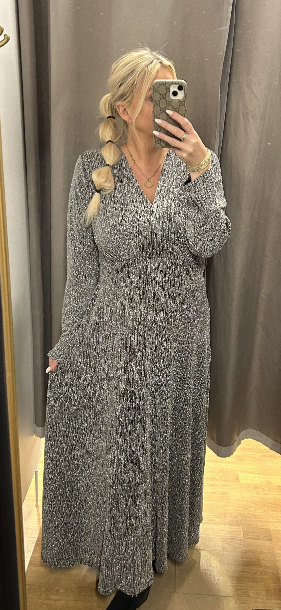 Kjólinn okkar glimmer silfur og svart