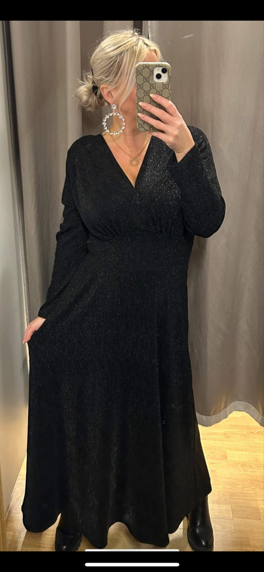 Kjólinn okkar glimmer svartur