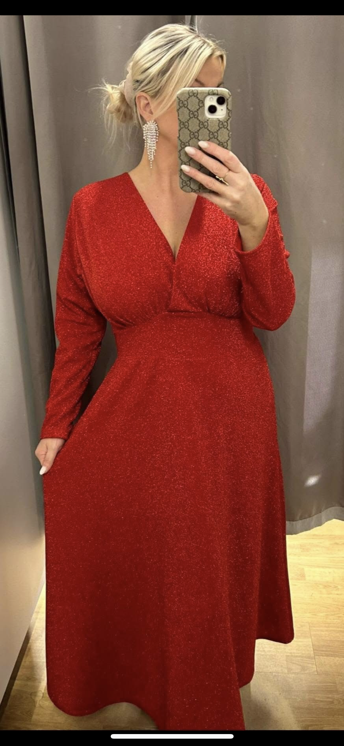 Kjólinn okkar glimmer eldrauður