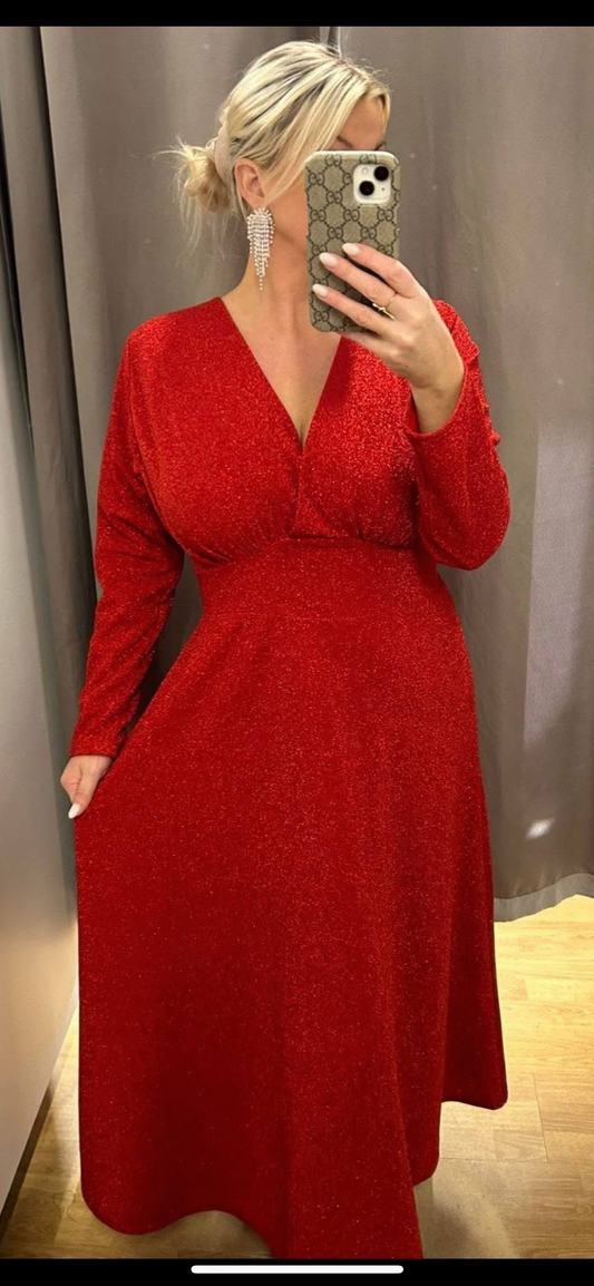 Kjólinn okkar glimmer eldrauður