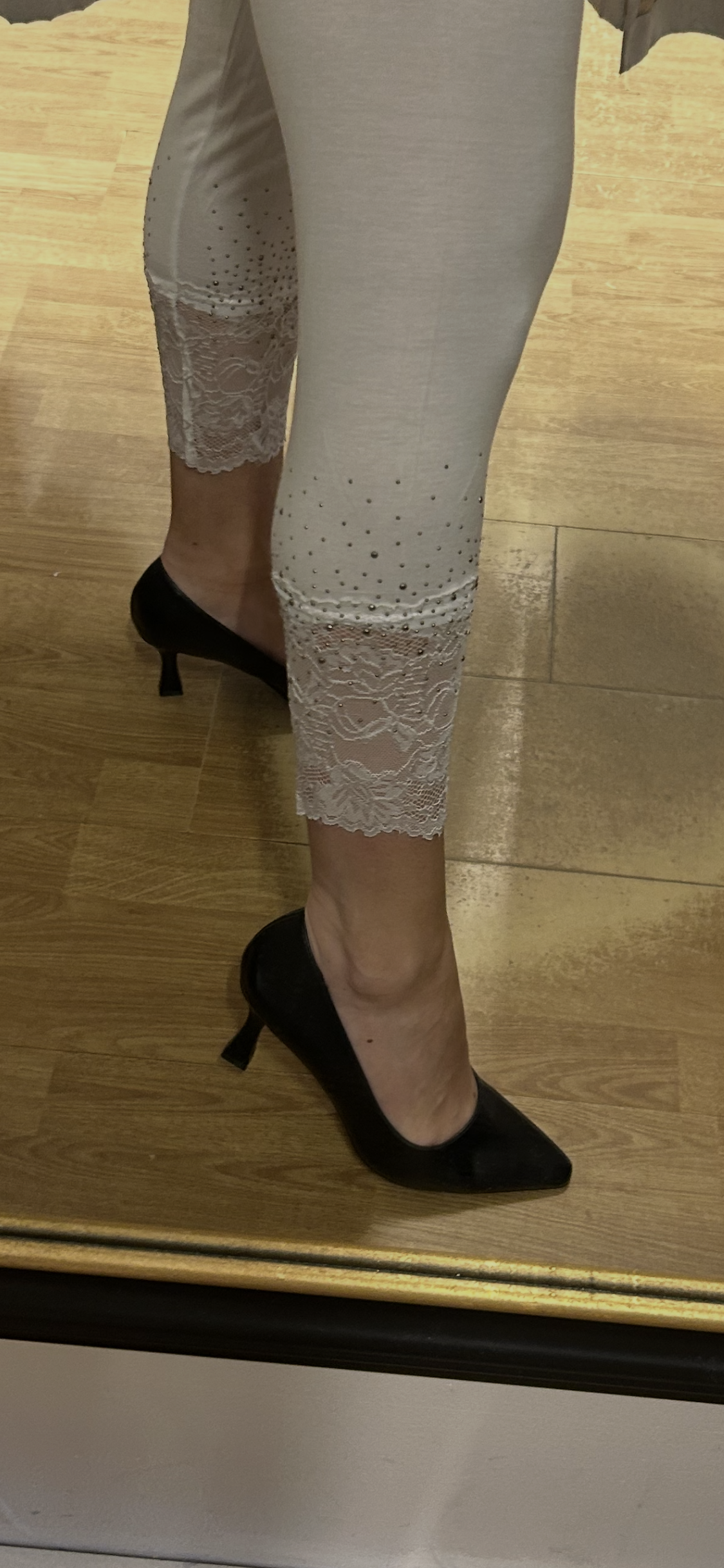 Hvítar leggings með blúndu